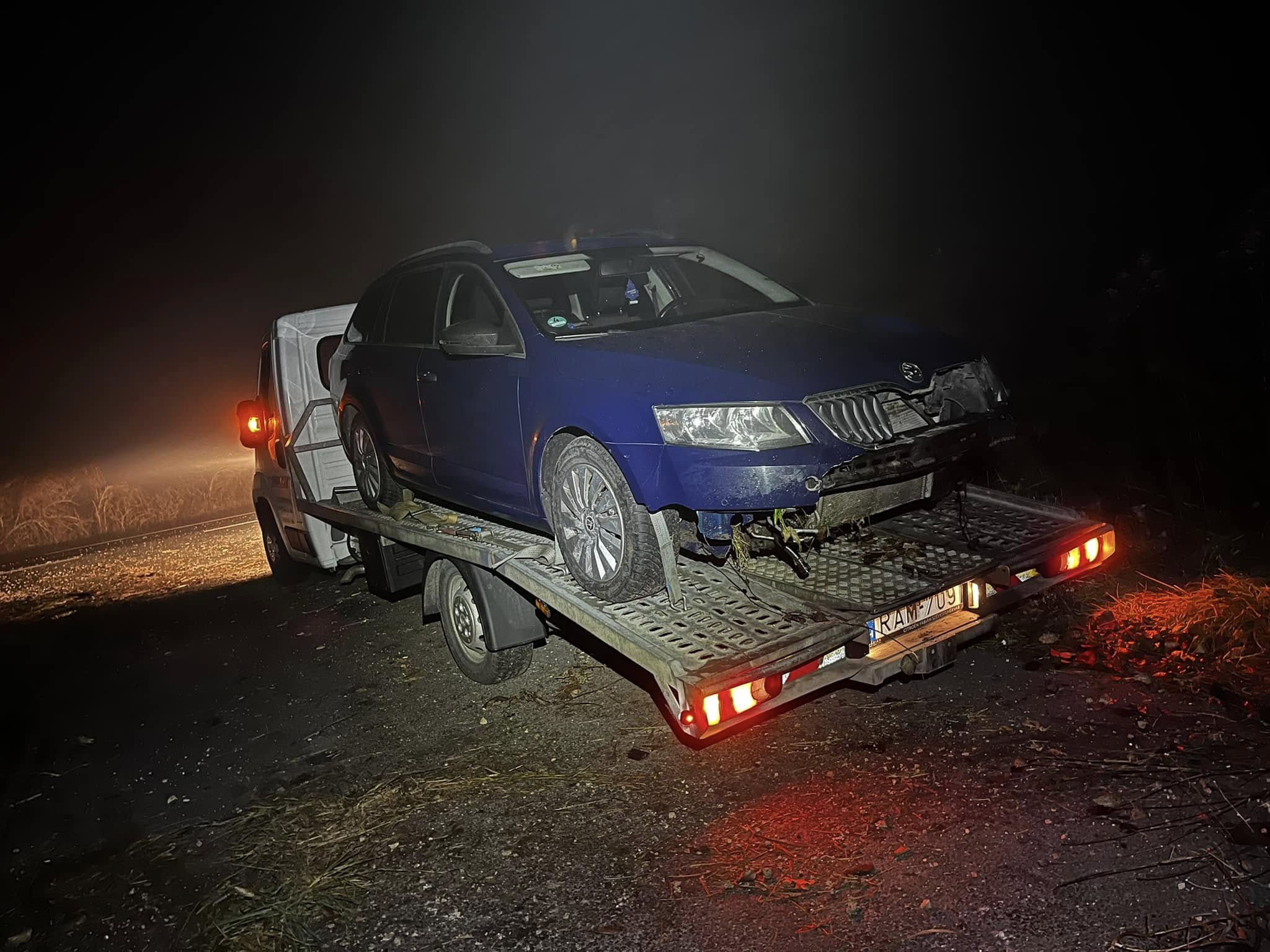 Sérült kék Skoda éjszakai szállítása — Auszmann Autómentés